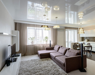 Натяжной потолок в гостинной