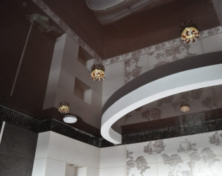 Натяжной потолок в ванной